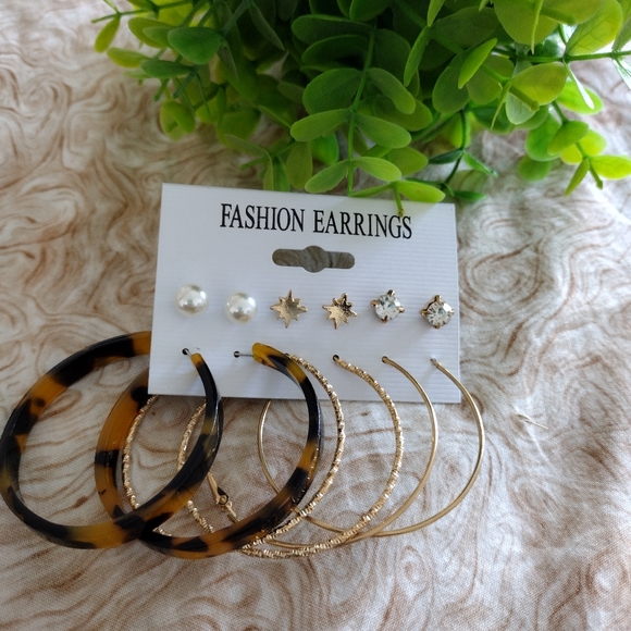 New, fashion earrings. - Picture 2 of 5